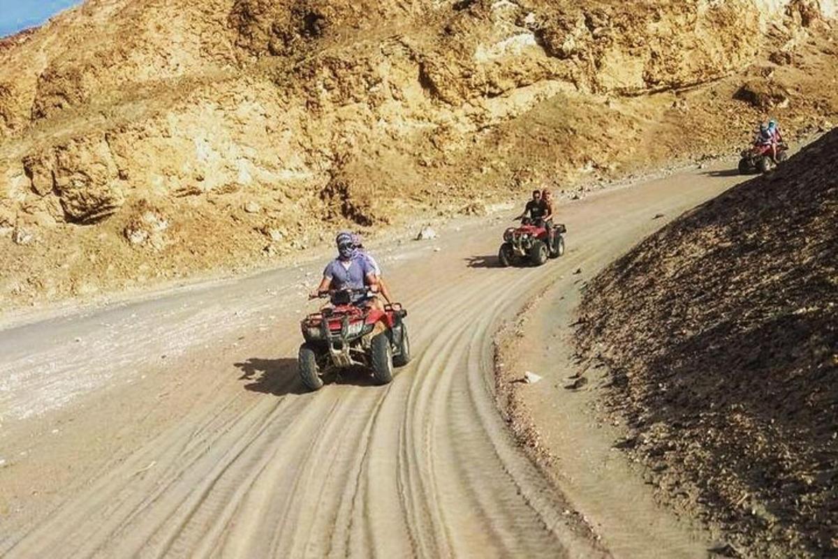 tre persone in moto su una strada sterrata