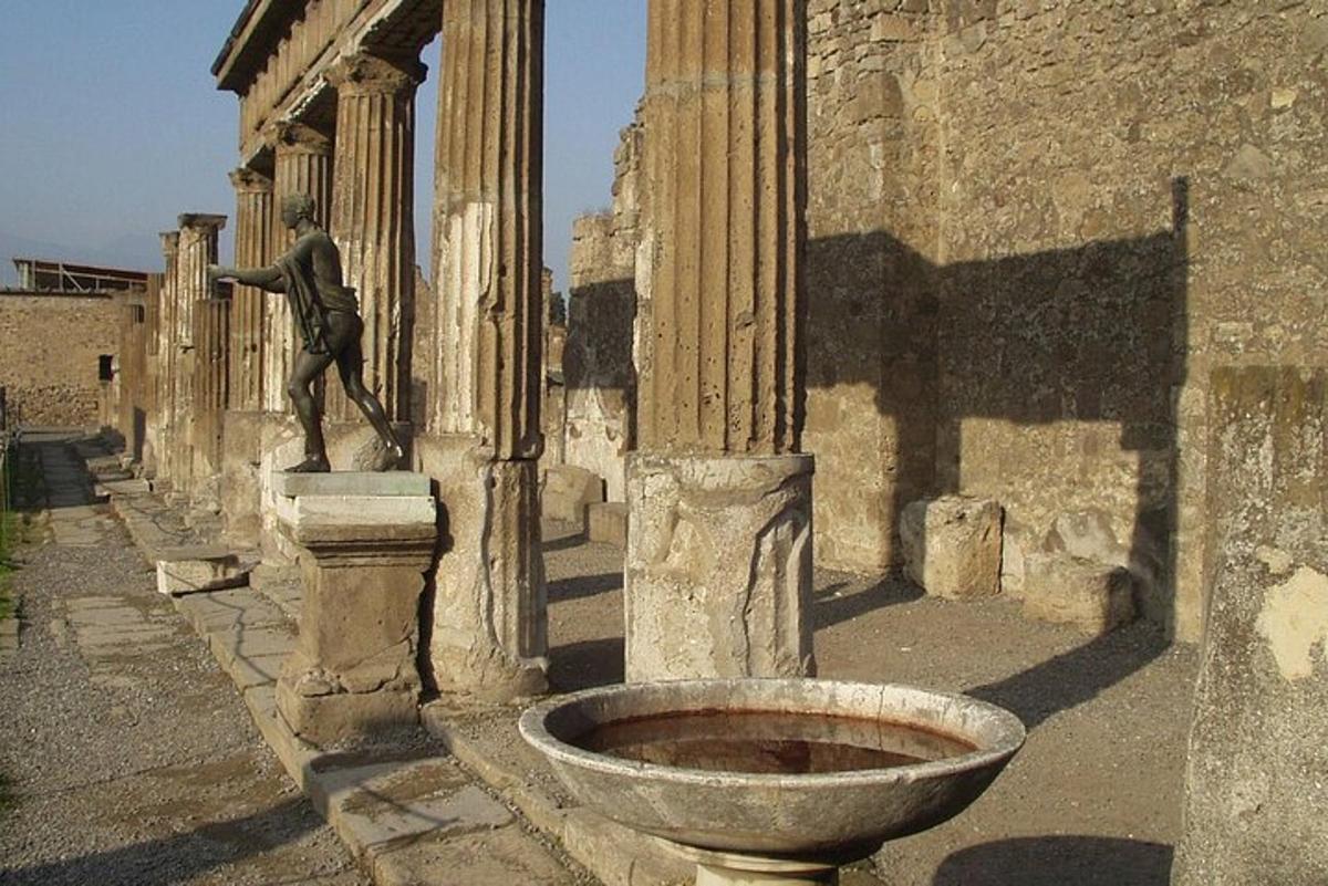 una estàtua d'un home dret al costat d'un edifici