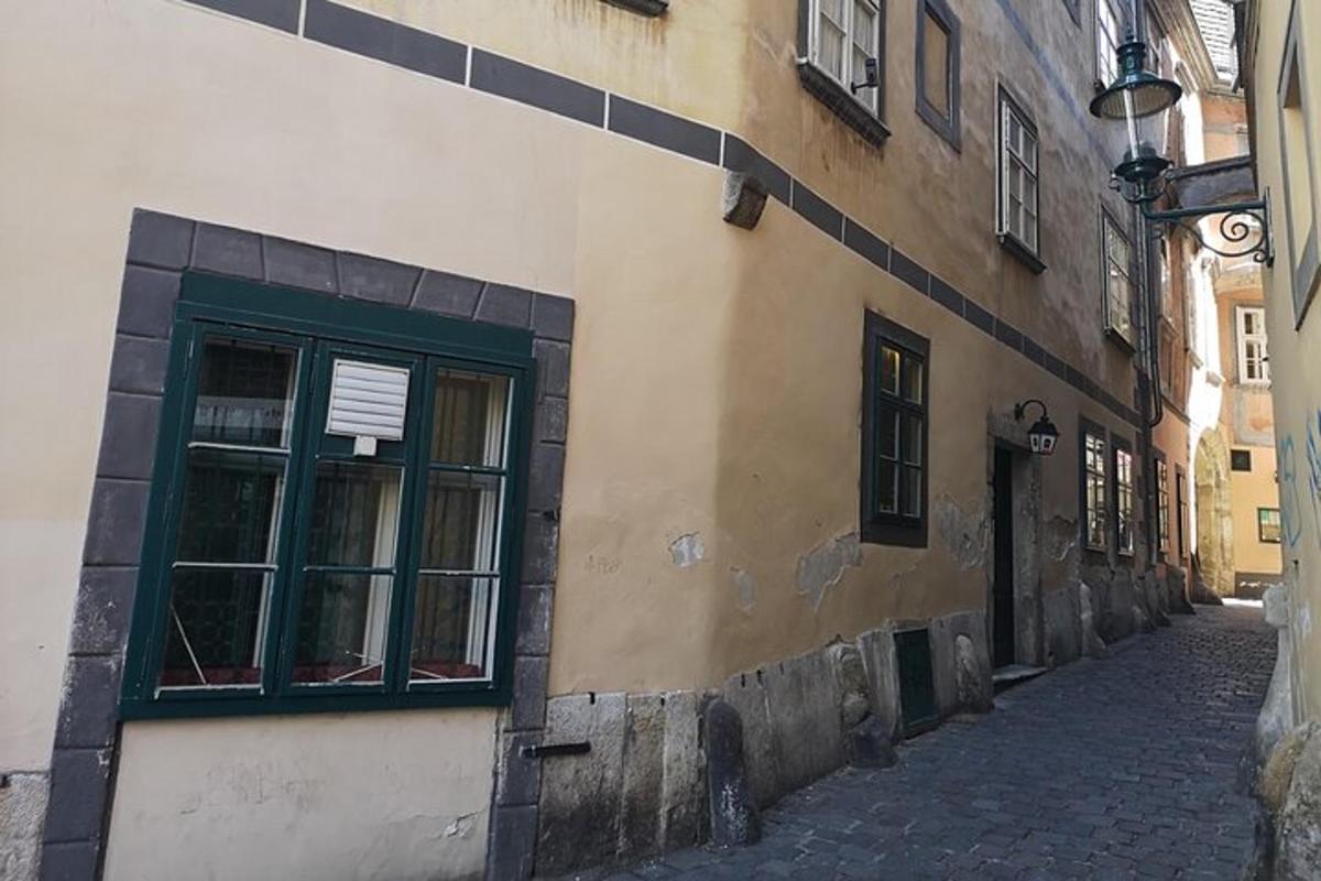 zgrada sa zelenim prozorom na ulici