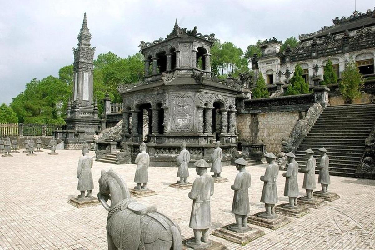 a statue of people in front of a building