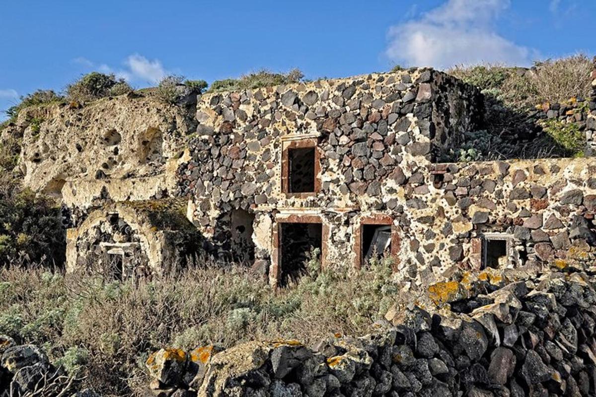 丘の上にある古い石造りの建物