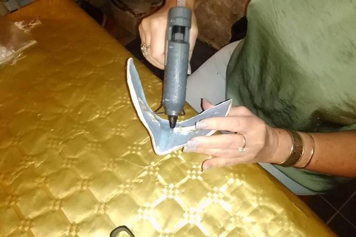 žena stříhá kus papíru nůžkami