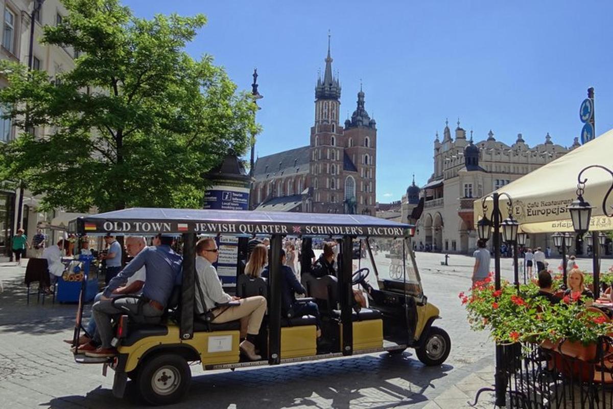 grupa ludzi jadąca tramwajem