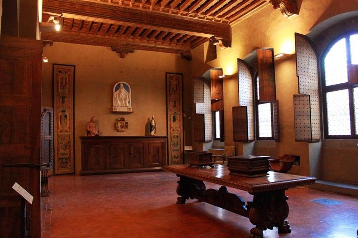 una habitación con una mesa en el medio de un edificio