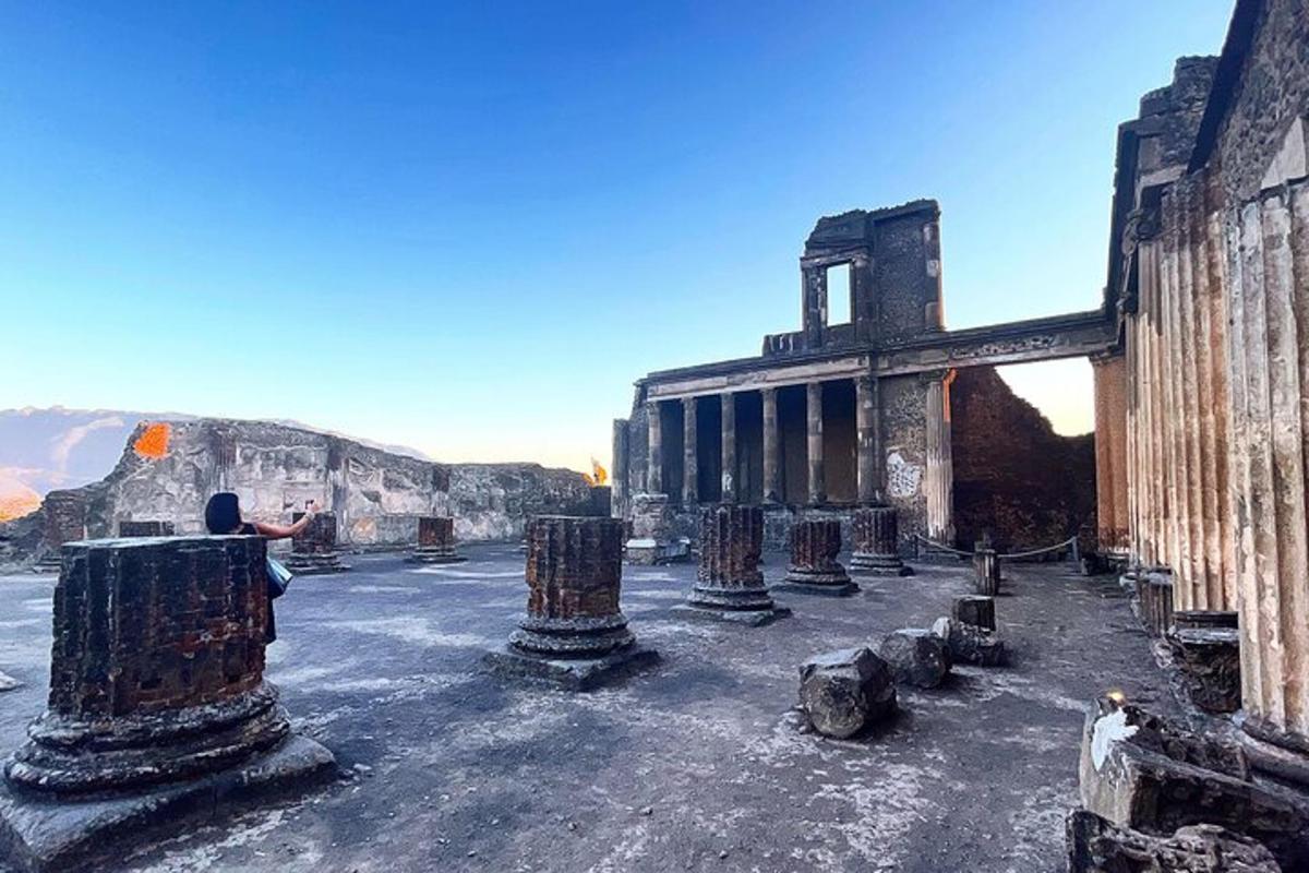 ένα άτομο που φωτογραφίζει ένα παλιό κτίριο