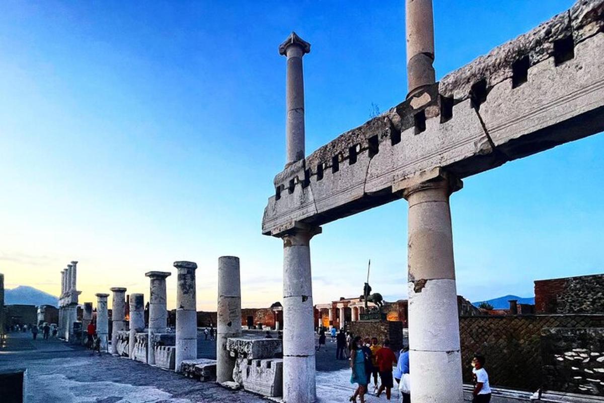 μια σειρά από κίονες στα ερείπια ενός κτιρίου