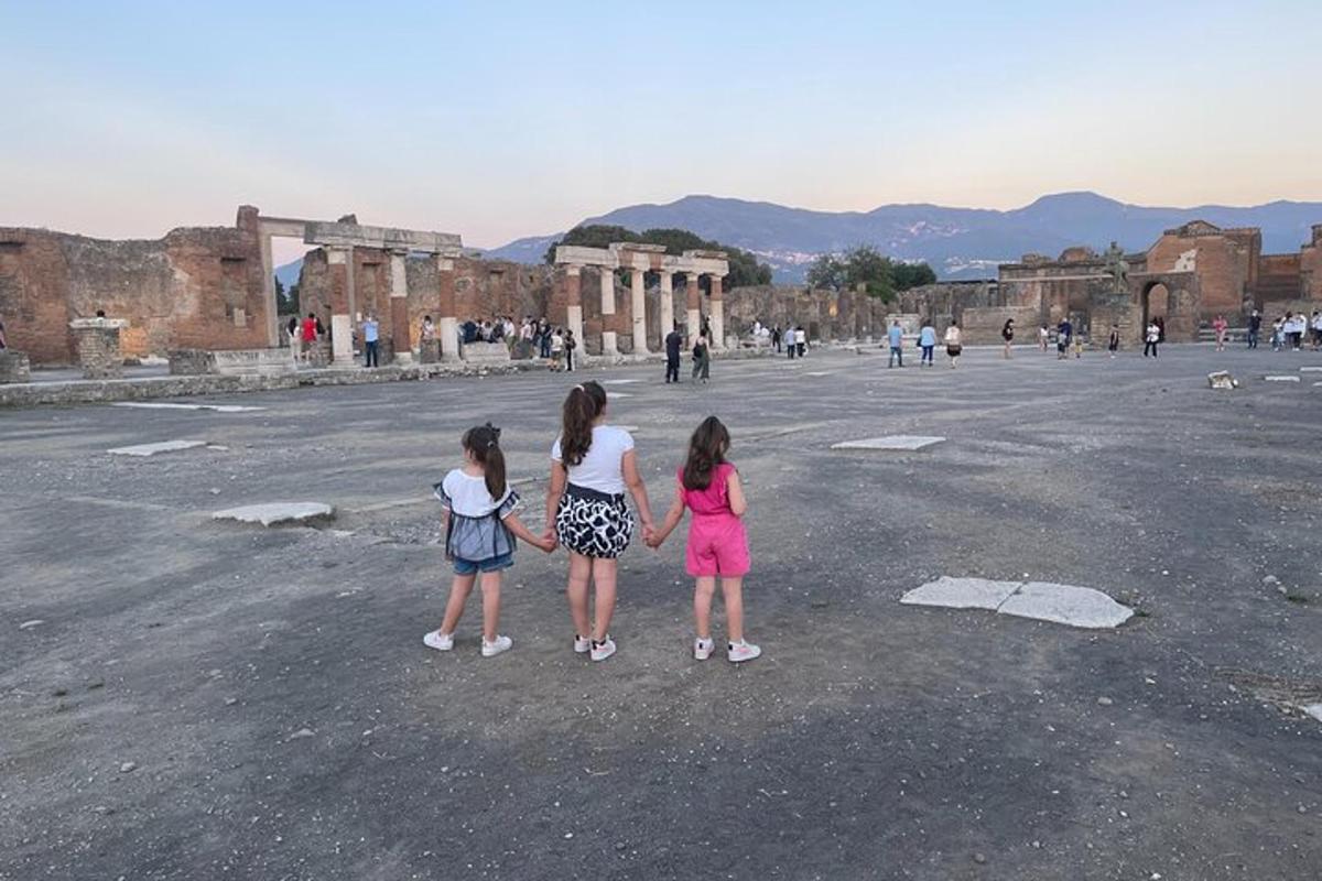 Tres chicas paradas en medio de una calle