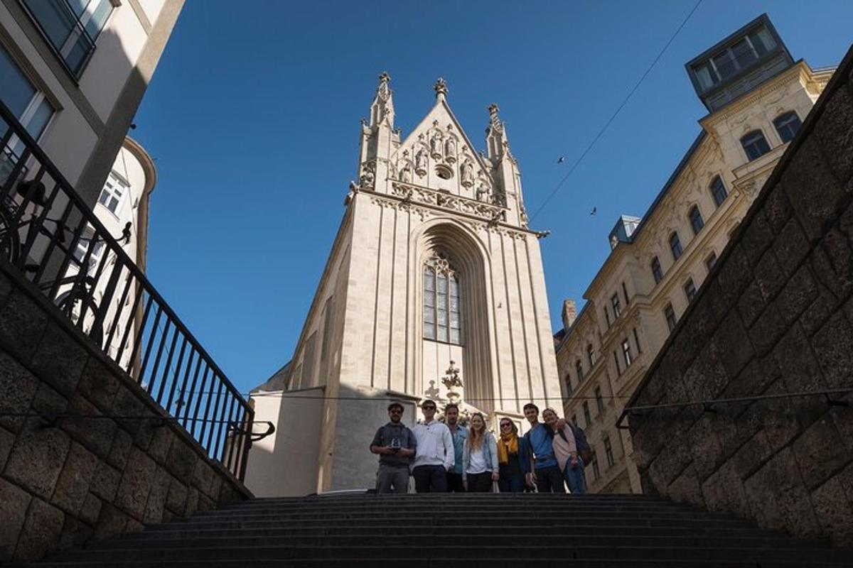 skupina lidí stojících na schodech před kostelem