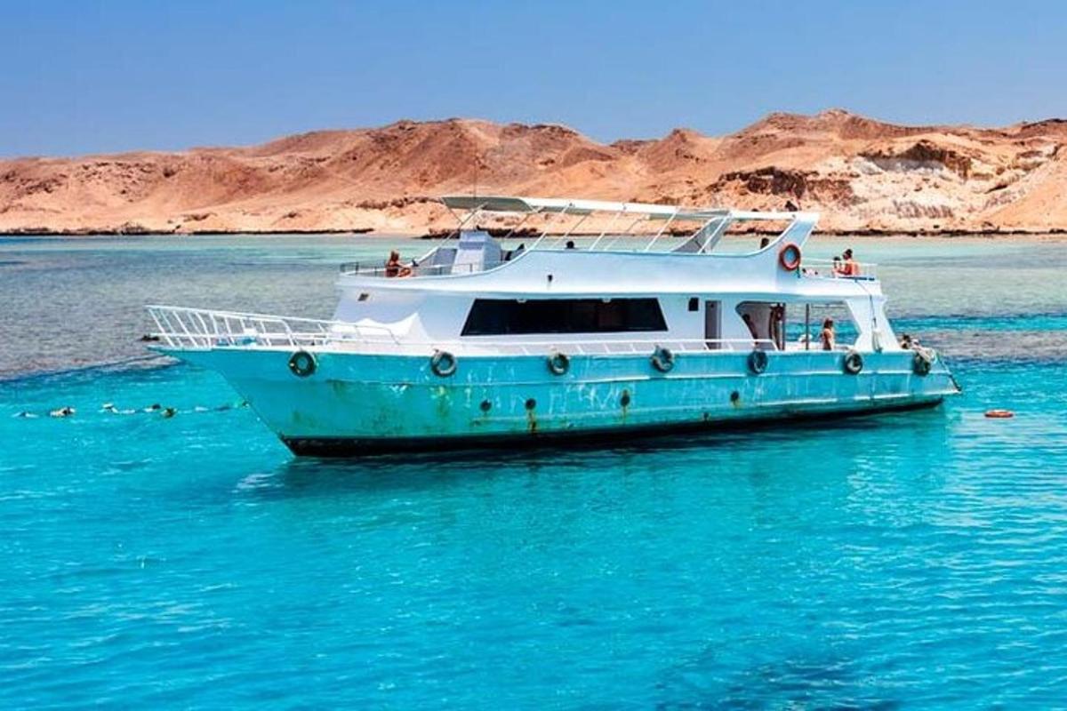 un barco azul y blanco en el agua