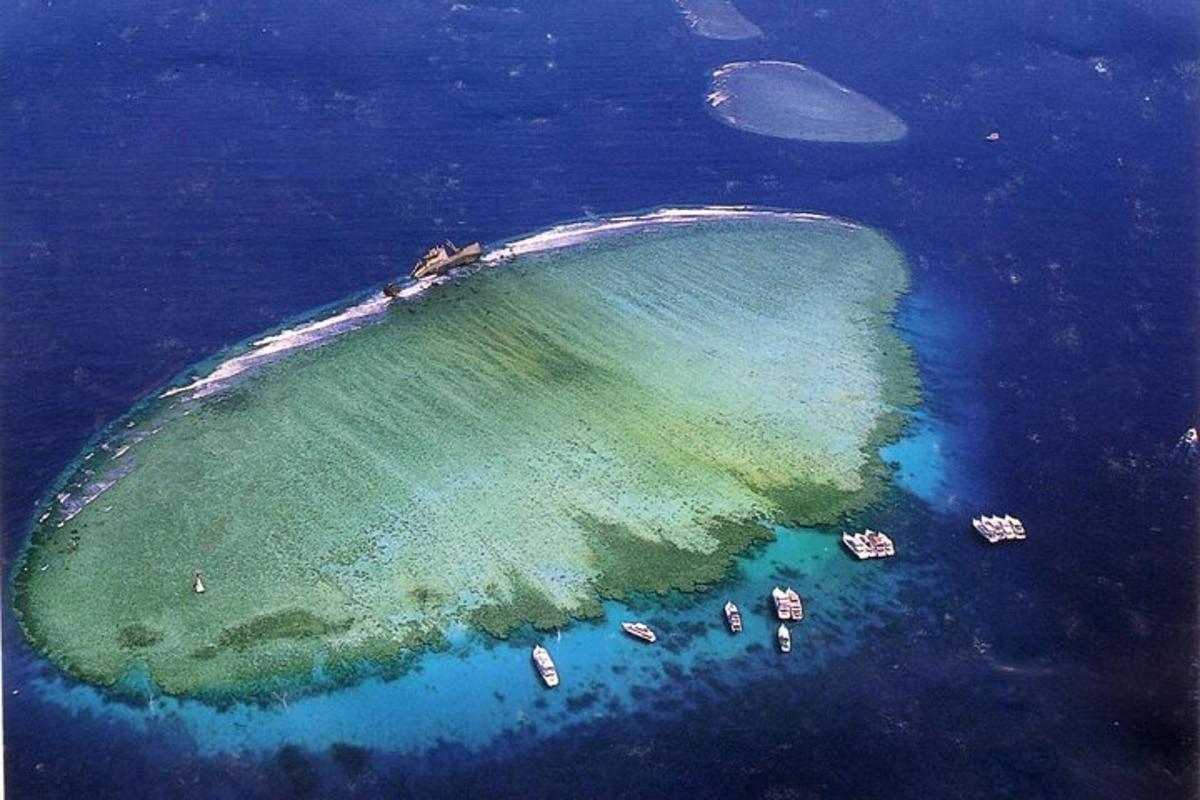 una vista aérea de una pequeña isla en el océano