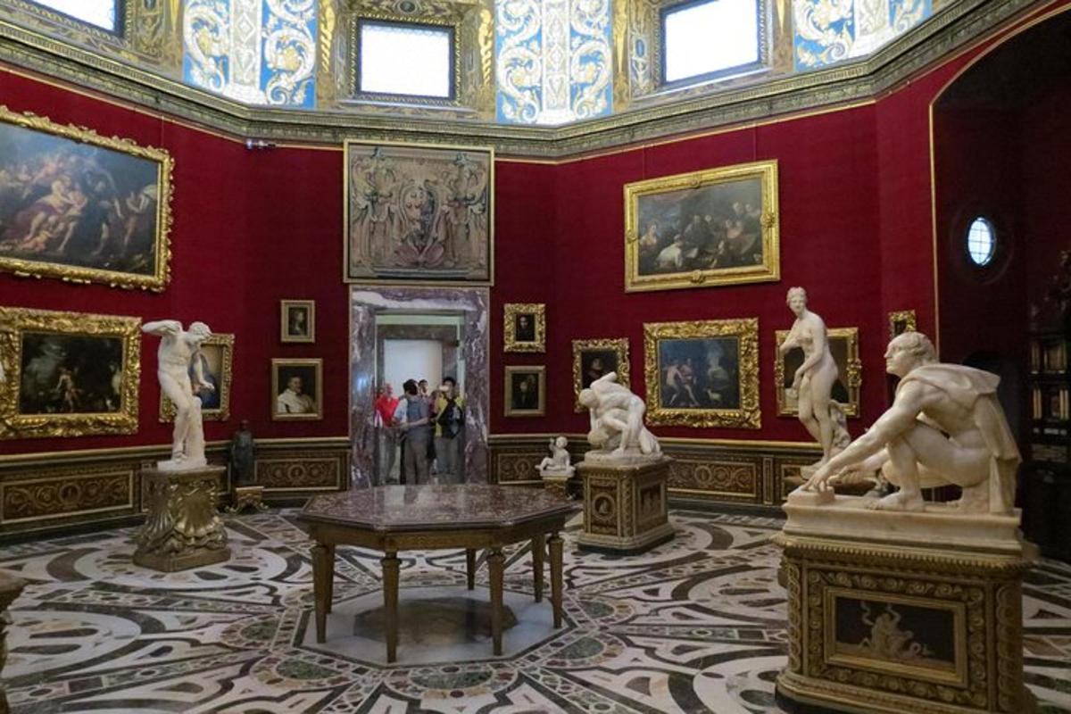 un museu amb estàtues en una sala amb parets vermelles
