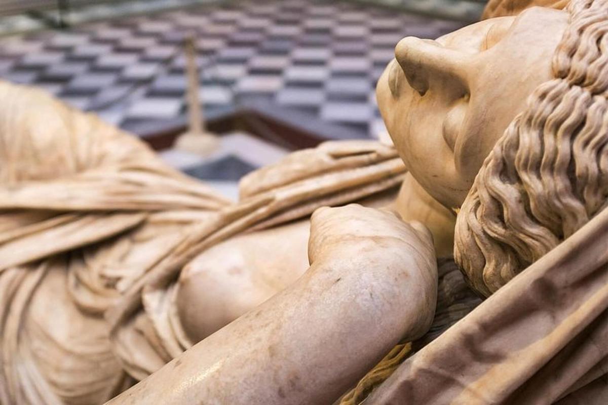 Una estatua de un león acostado sobre una mesa