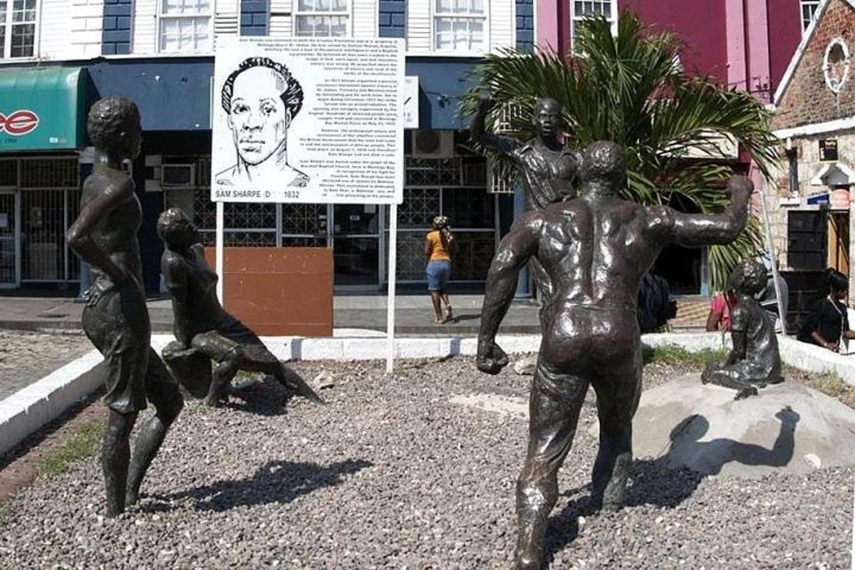 en bronzestatue af børn, der leger med en dreng