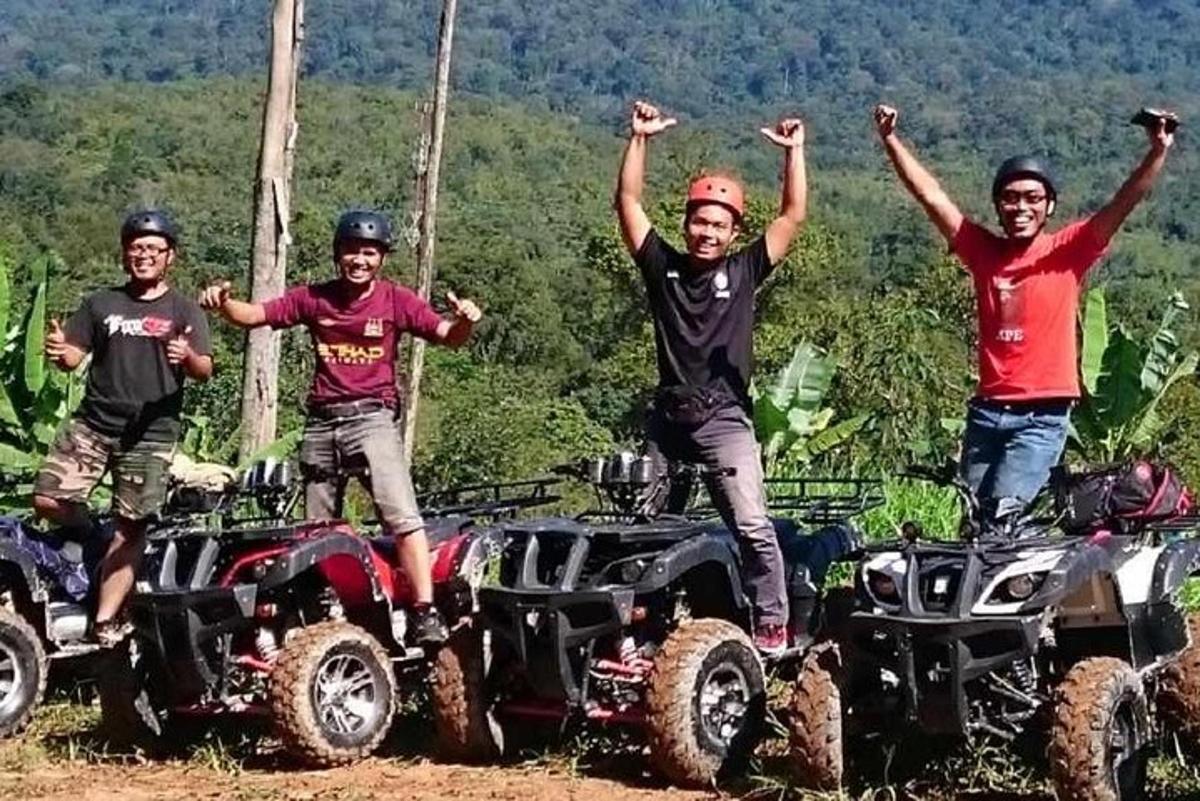en gruppe på fire menn som står på ATV-er i fjellene
