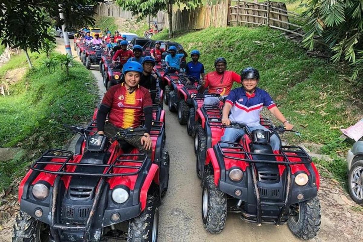 un gruppo di persone che guidano quad su una strada sterrata