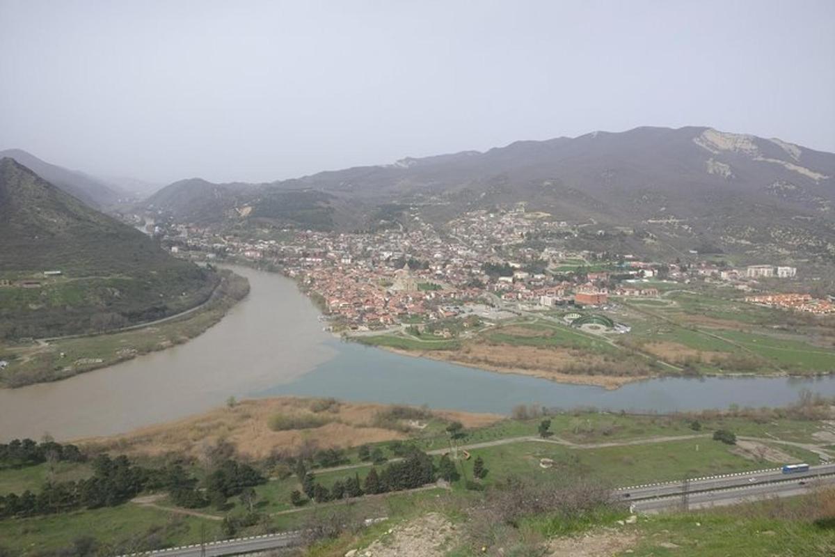 Una vista de un río con un pueblo y una ciudad.