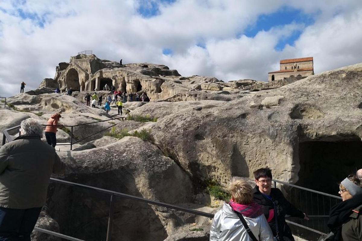 Un grupo de personas de pie en los escalones de una montaña.
