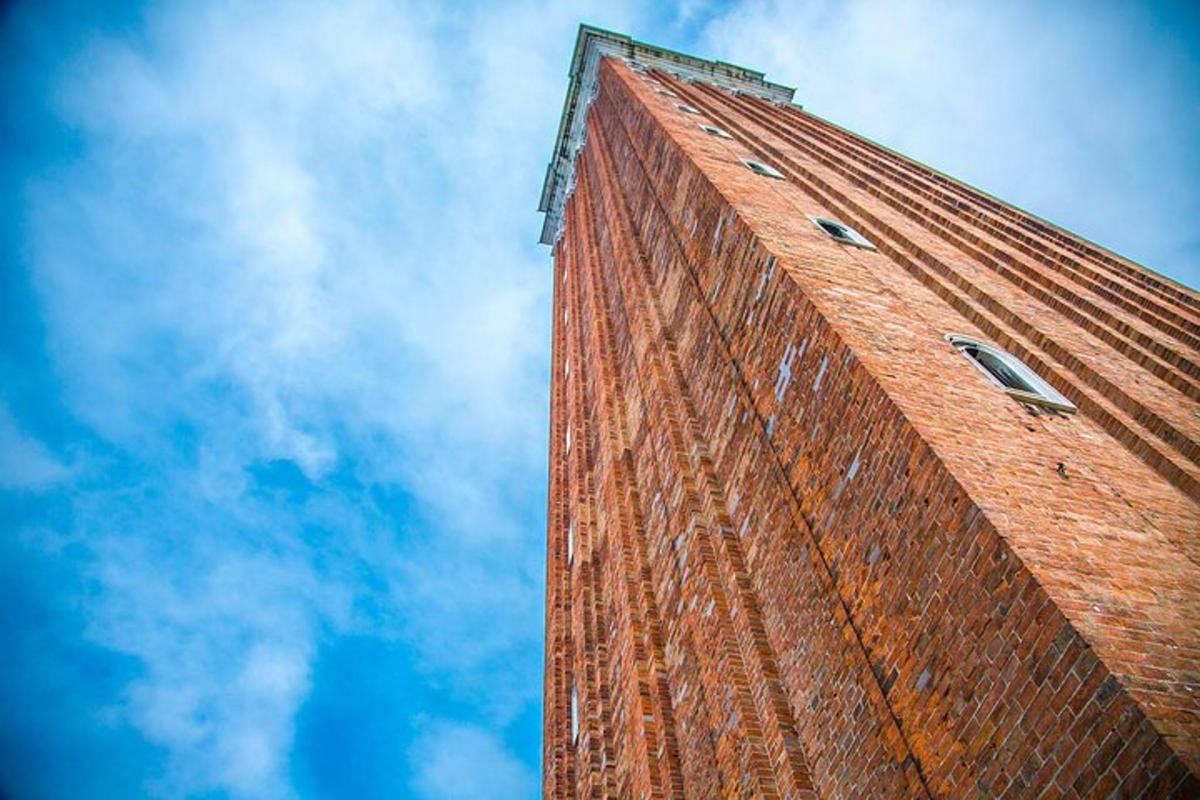ein hohes Backsteingebäude vor einem bewölkten Himmel