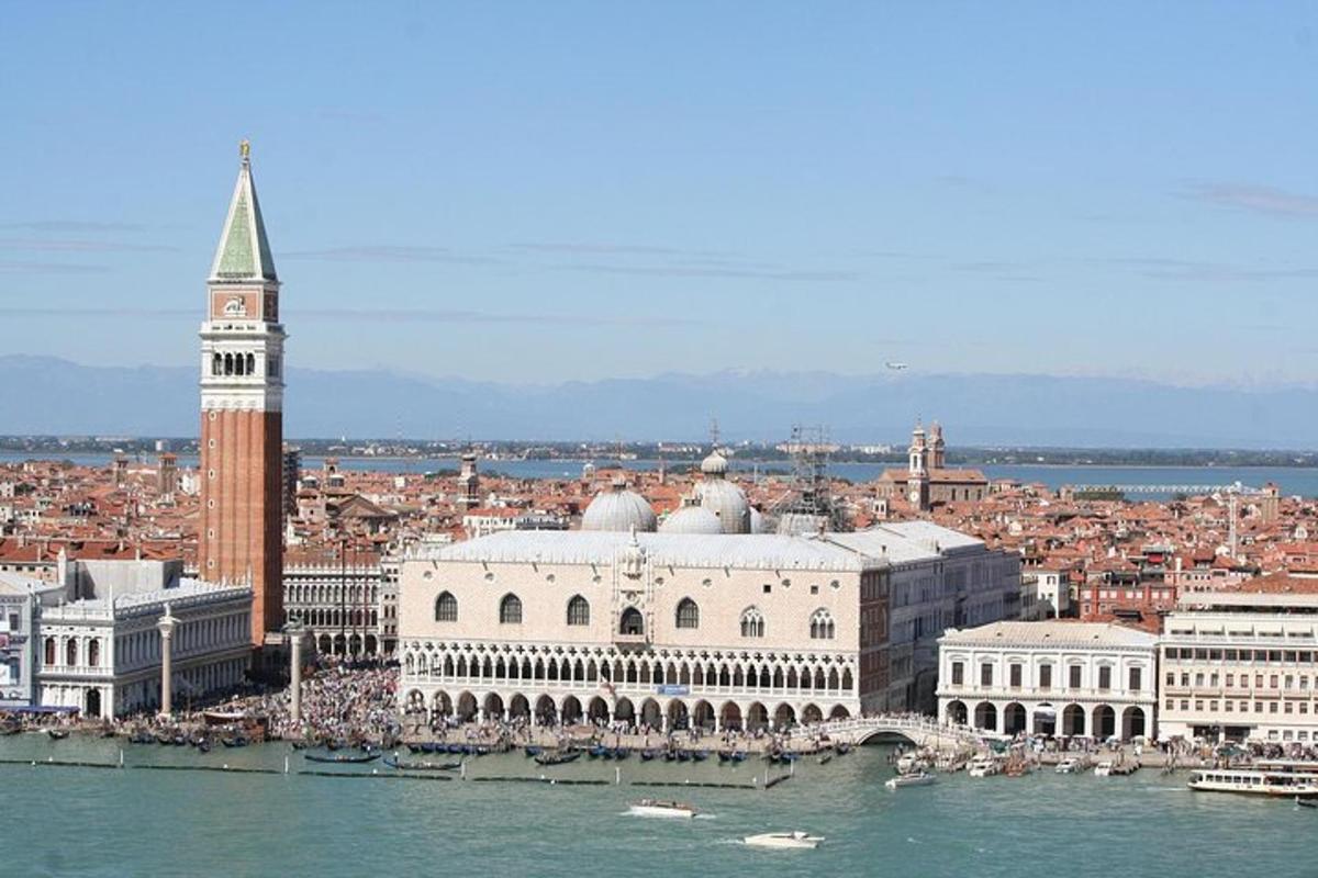 una città con una torre dell'orologio e un grande edificio