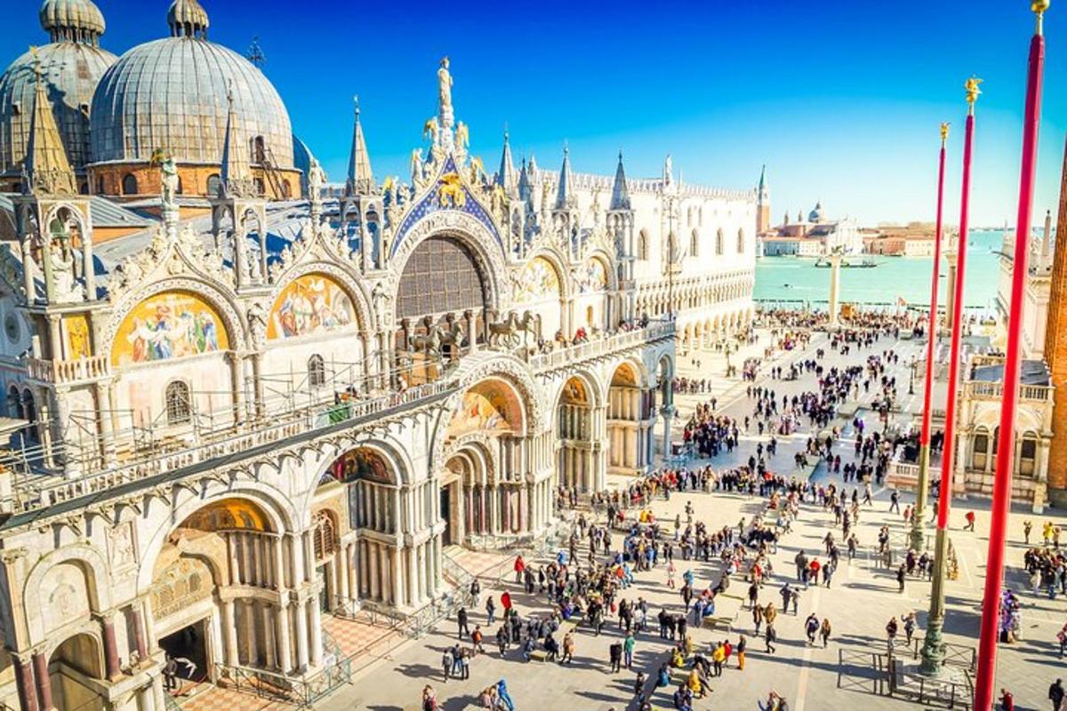 un grande edificio con persone che camminano davanti ad esso