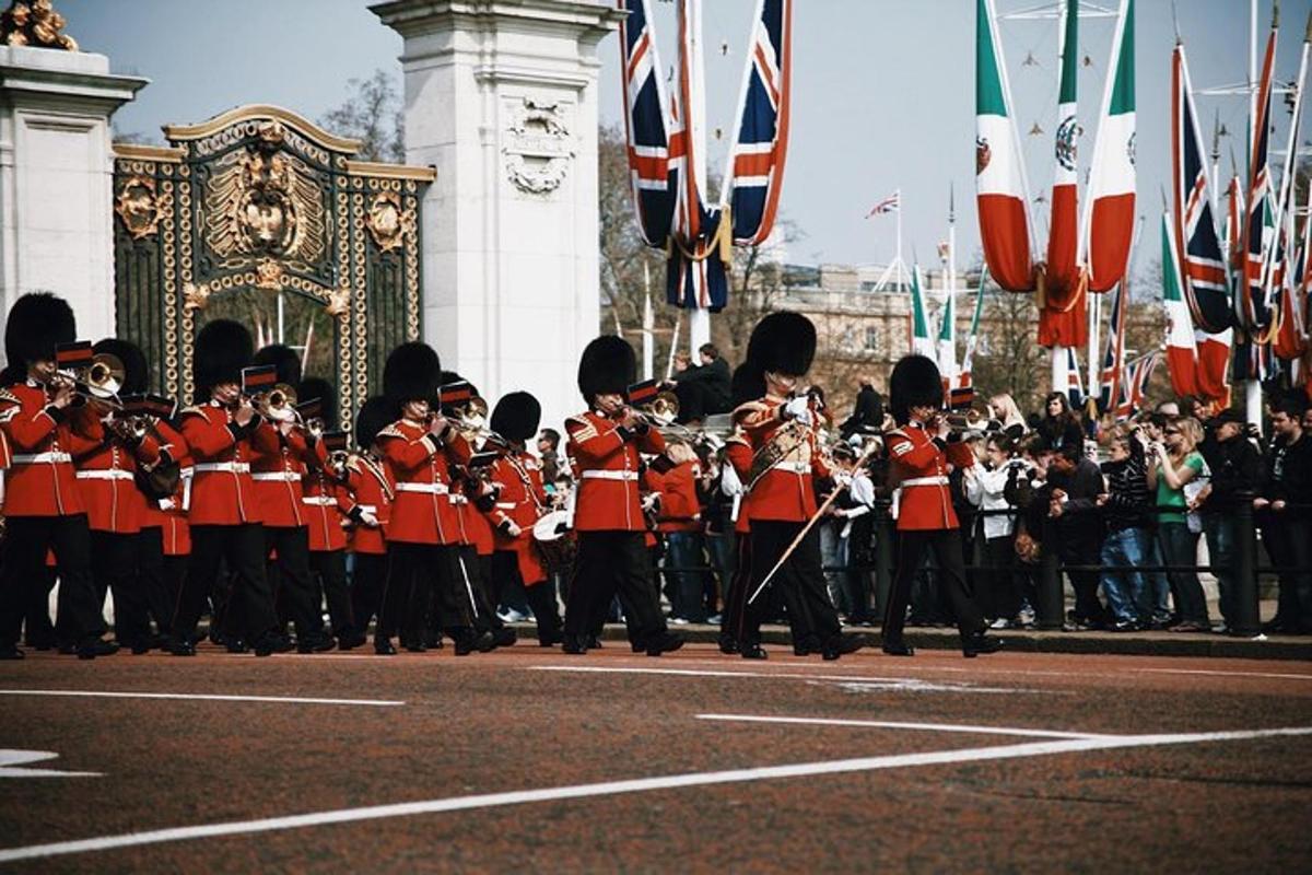 una banda musicale in uniforme rossa su una strada