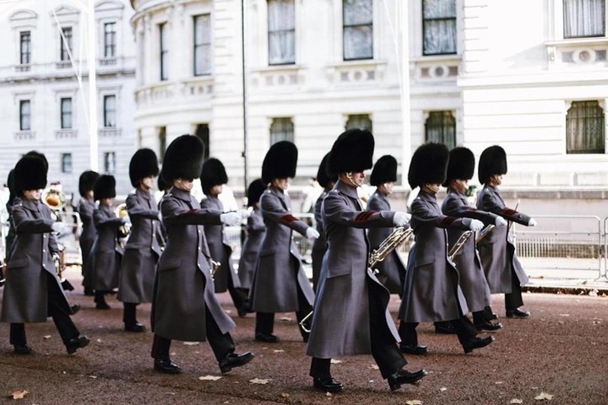 un gruppo di donne in uniforme che camminano lungo una strada