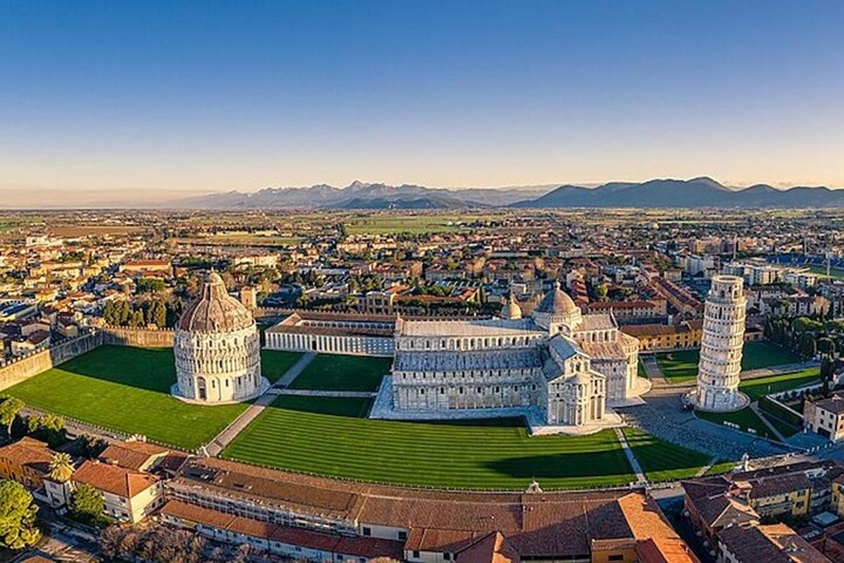 una vista aerea di un edificio e di una città
