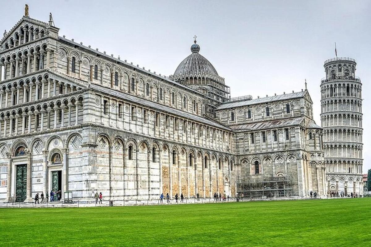 un grande edificio con una cattedrale e la torre pendente