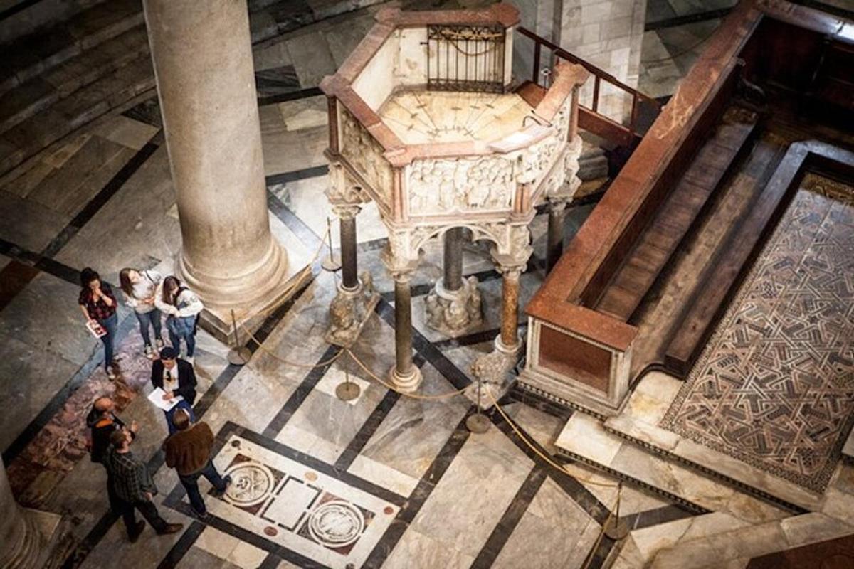 μια ομάδα ανθρώπων που στέκονται σε ένα μεγάλο κτίριο
