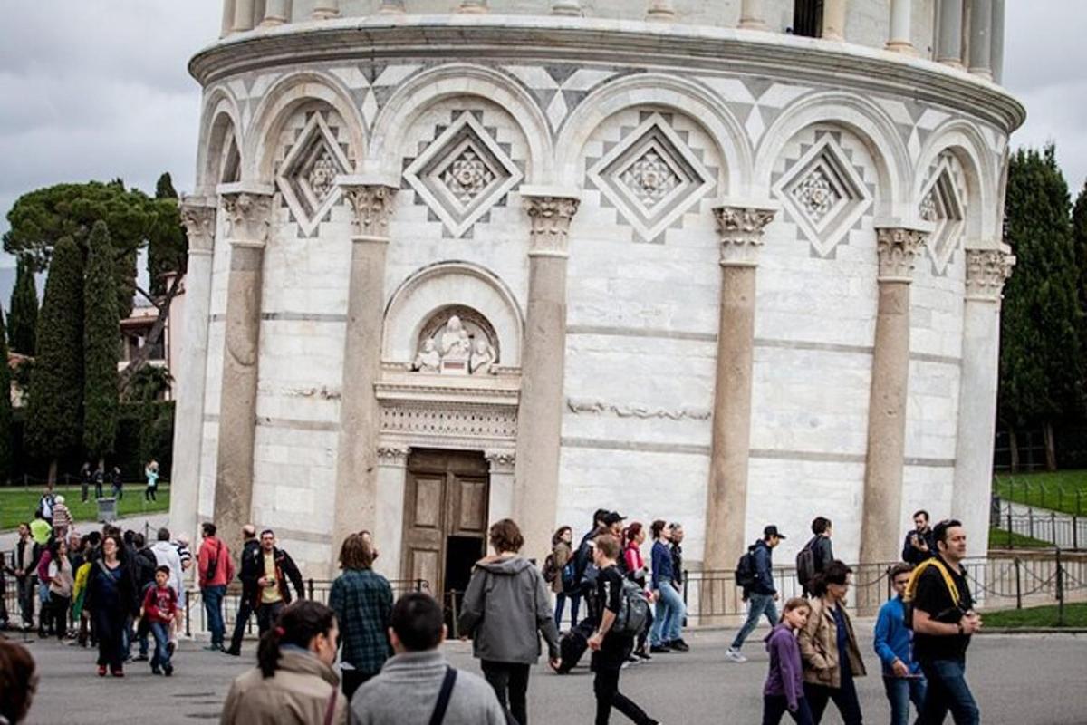 un gruppo di persone che camminano davanti a un edificio