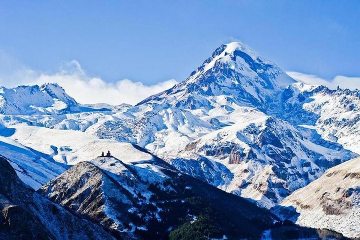 Una montaña con nieve sobre ella con