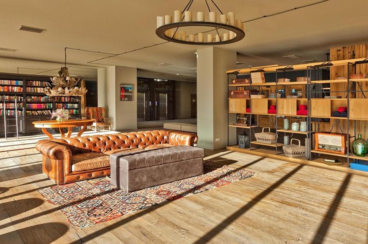 Una sala de estar con un sofá de cuero y una mesa.