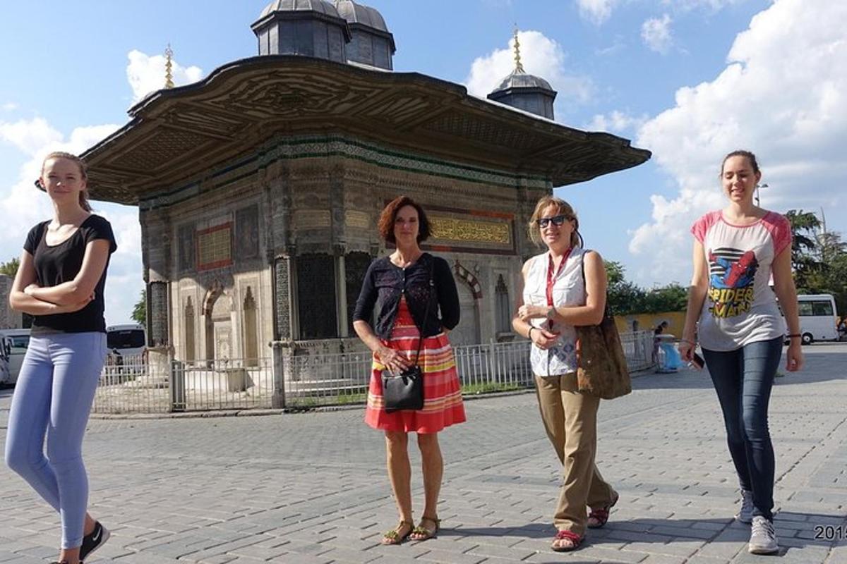 група жена хода испред зграде