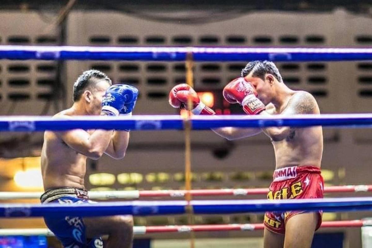 dva muži boxují v boxerském zápase
