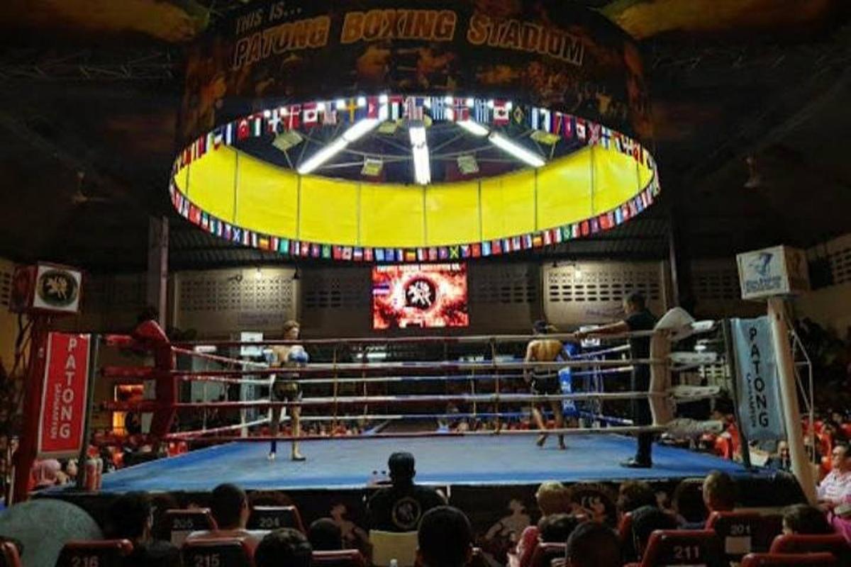 boxerský ring se dvěma lidmi v ringu