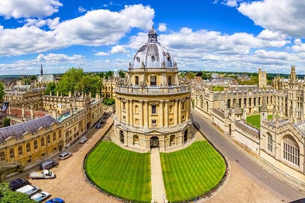 un grande edificio con una cupola in cima