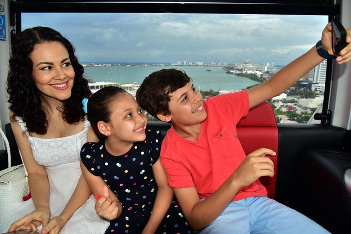 Una mujer y dos niños sentados en un autobús
