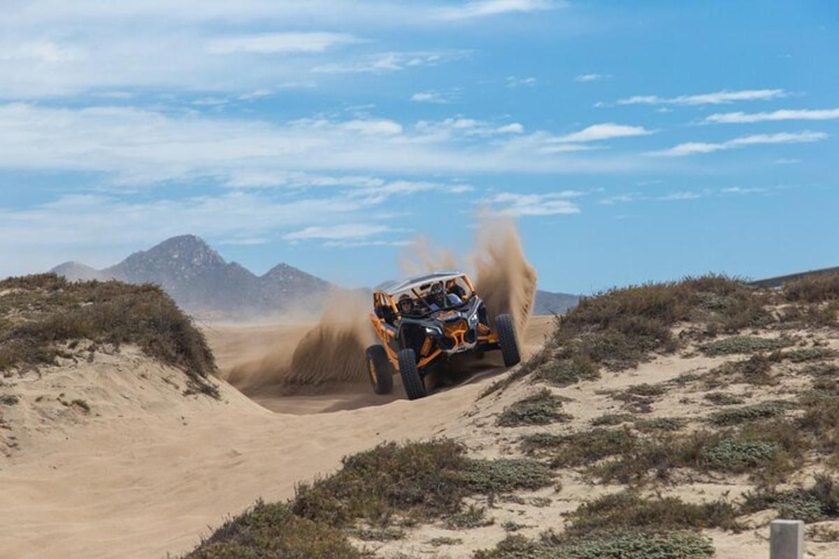 una persona che guida un quad nel deserto