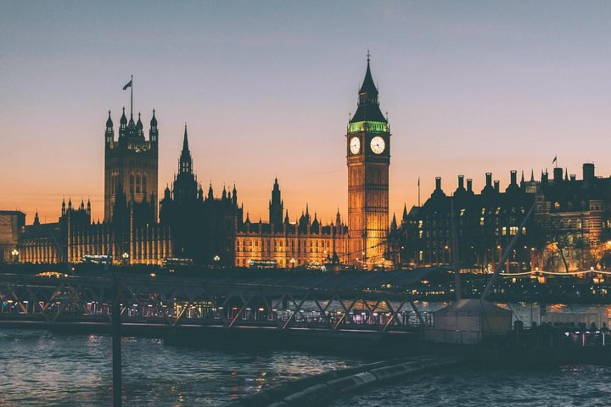 una torre dell'orologio con il Big Ben e le case del parlamento