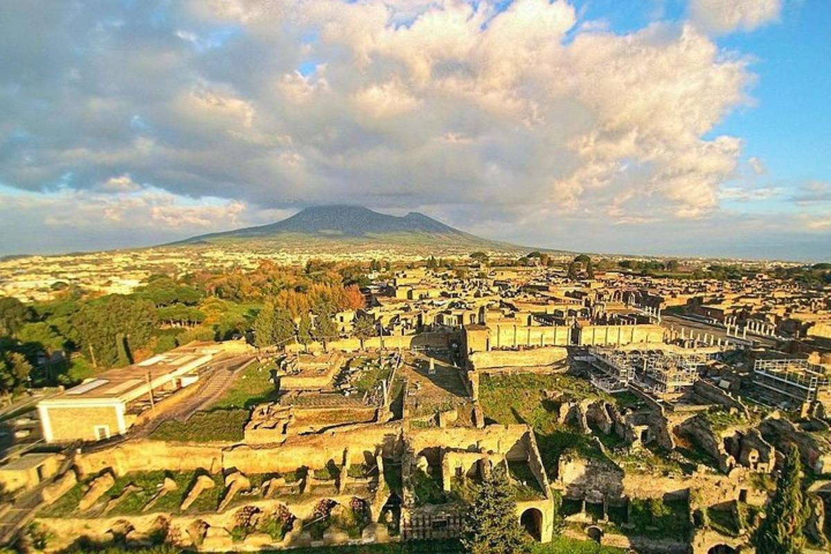 une vue aérienne d'une ville avec une montagne en arrière-plan