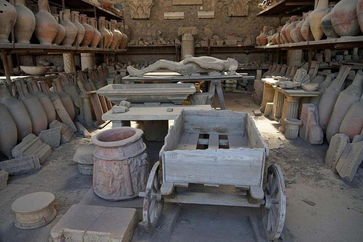 Un taller con un carro y jarrones en una habitación.