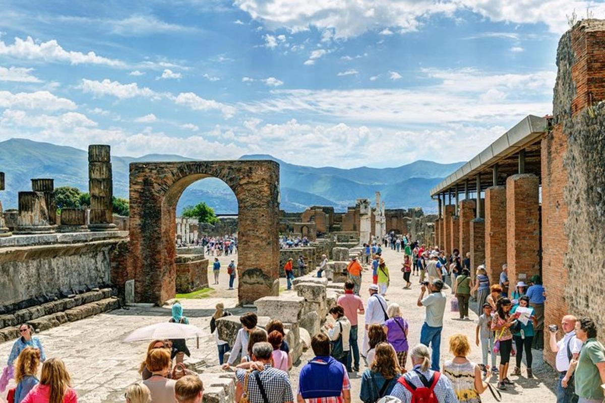 una folla di persone che camminano tra le rovine