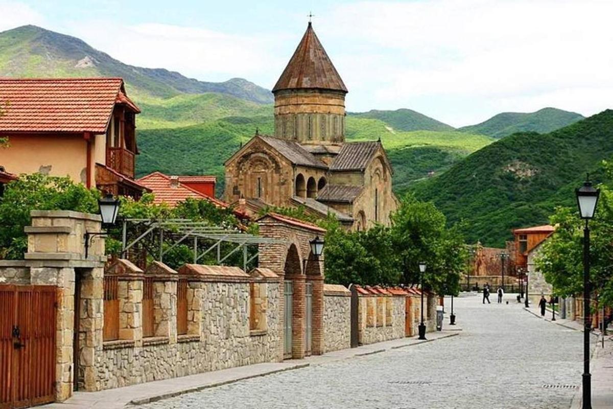 o stradă într-un oraș cu o biserică și munți