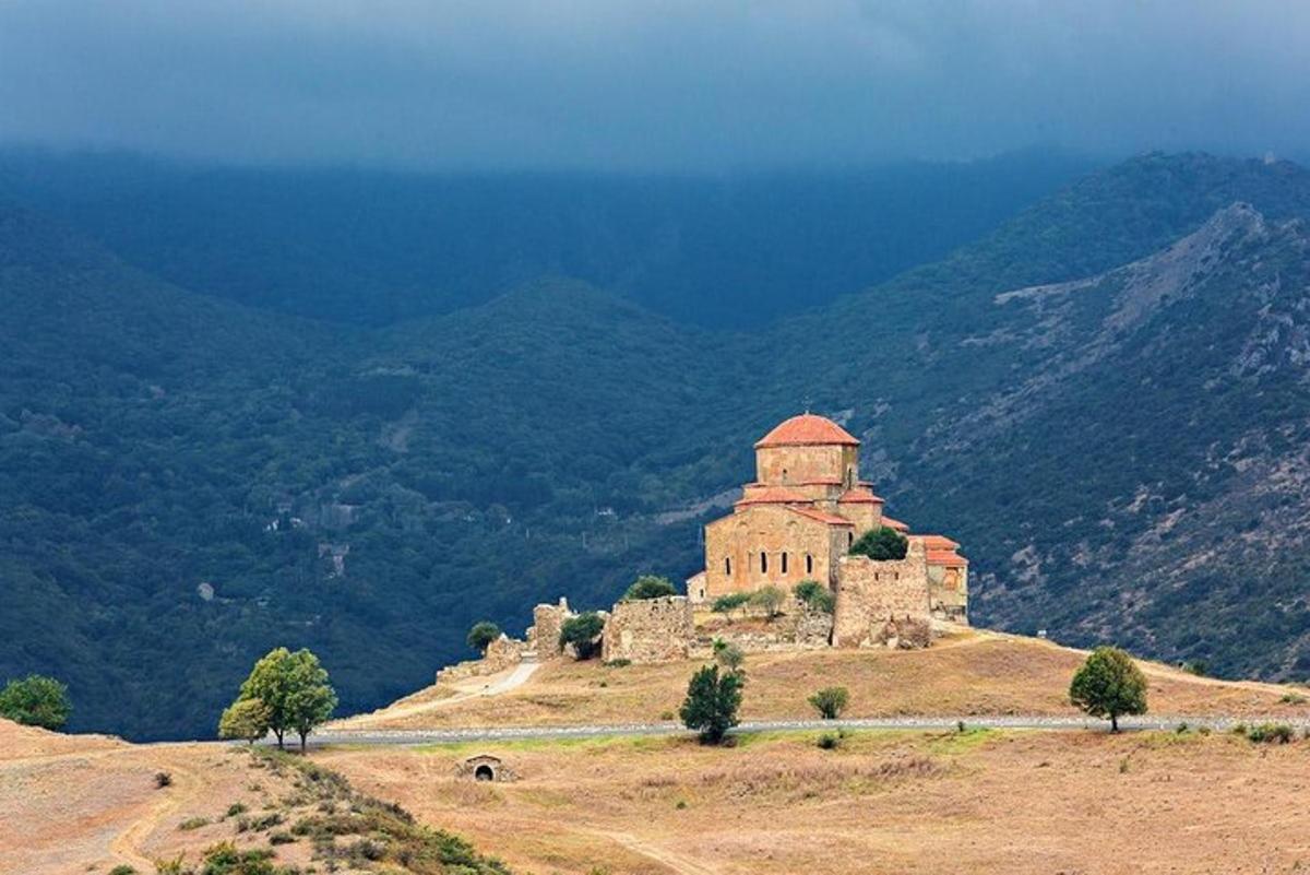 un vecchio edificio in cima a una collina
