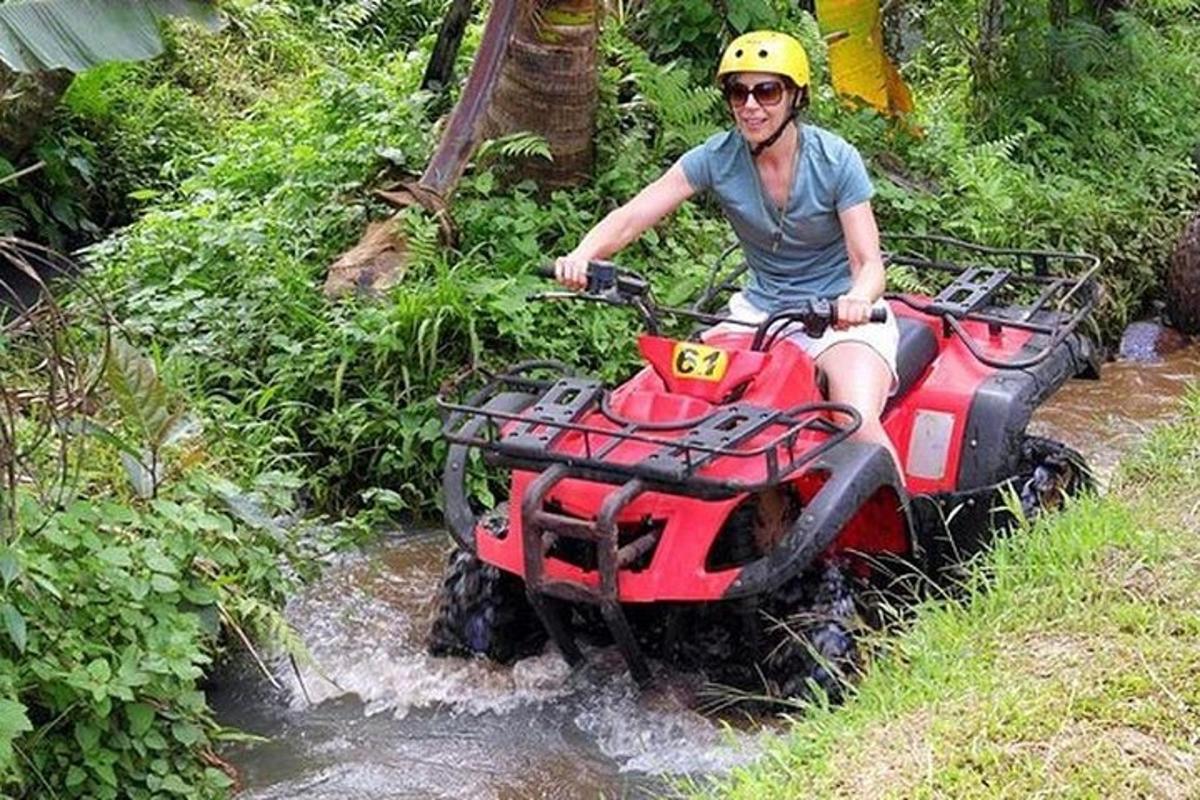 žena jedoucí na čtyřkolce přes potok