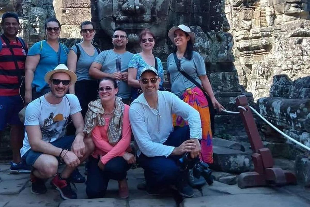 un gruppo di persone in posa per una foto in un tempio