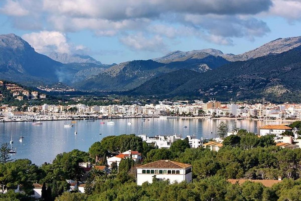 una vista di una città e di uno specchio d'acqua