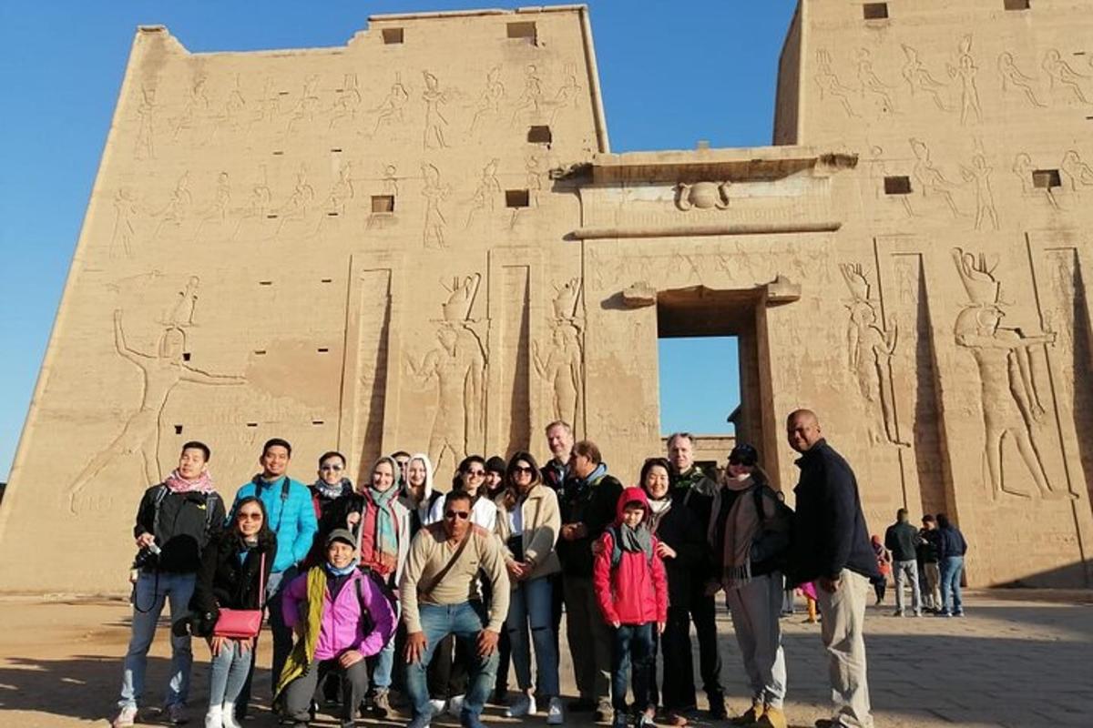 un grup de persones dempeus davant d'un edifici