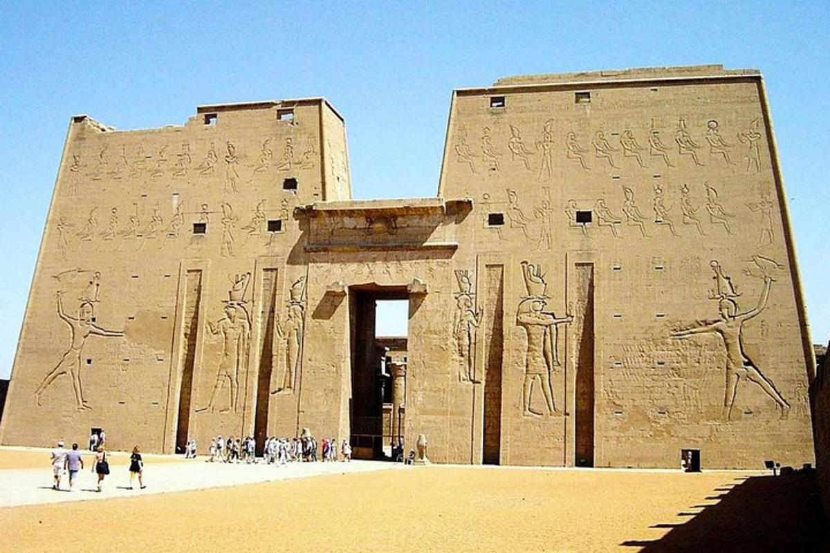 un edifici amb jeroglífics al costat