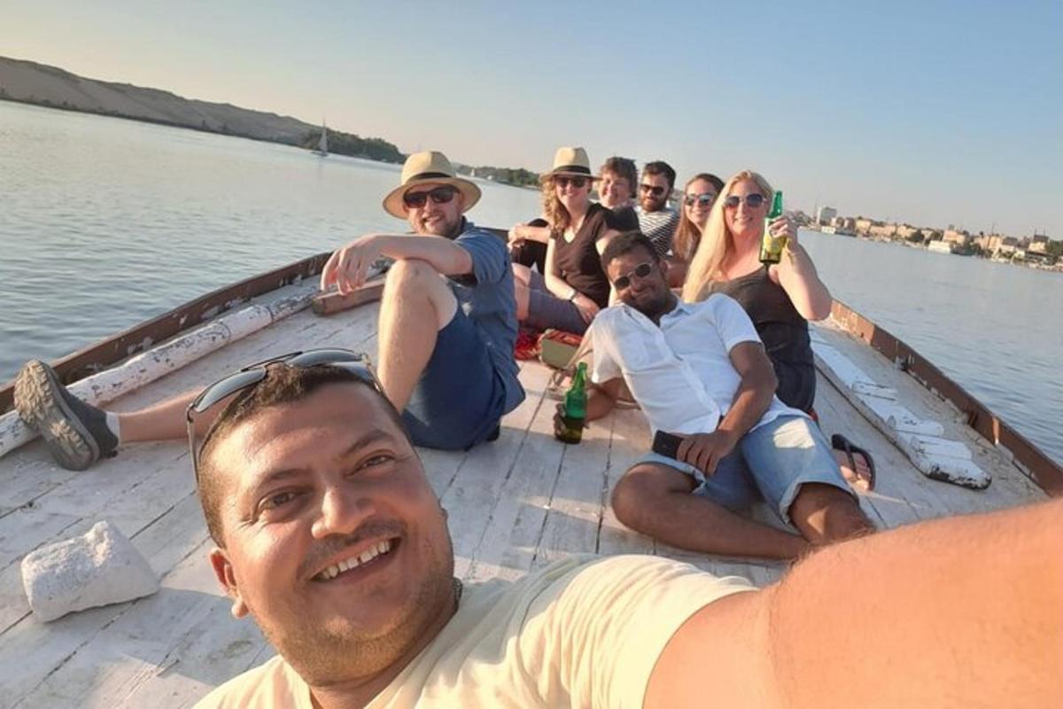 un gruppo di persone sedute su una barca sull'acqua